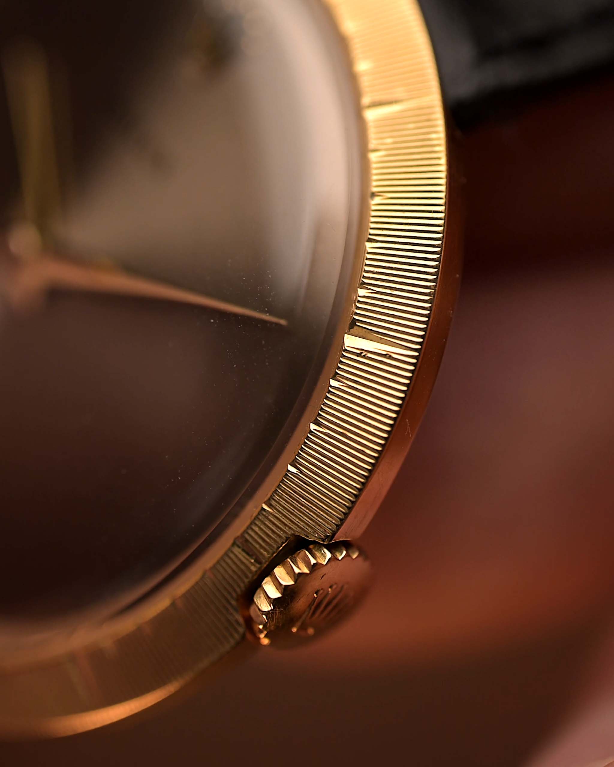 Primo piano della cassa di un orologio vintage Rolex Precision 9919, oro 18 carati, quadrante grigio