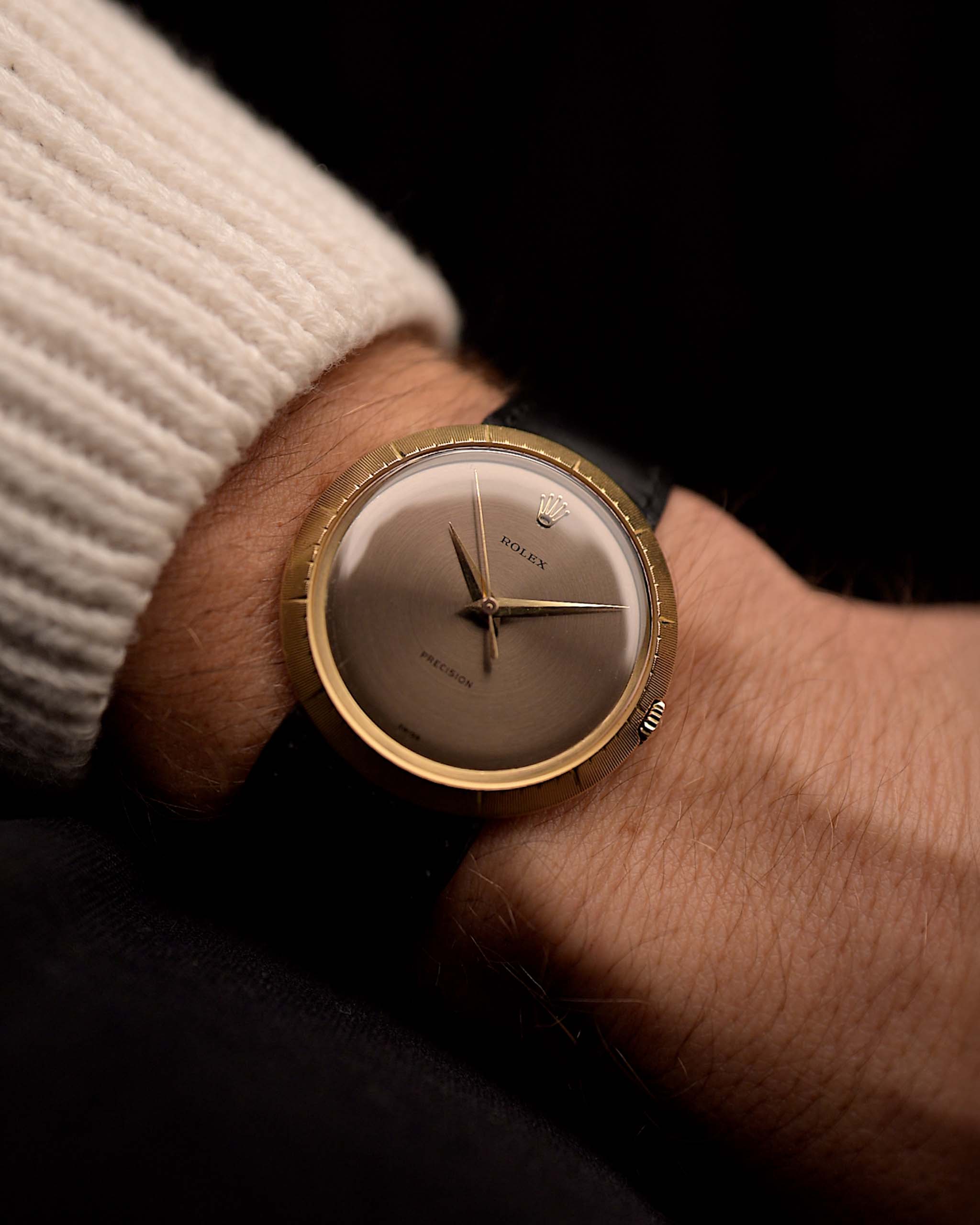 Orologio vintage Rolex Precision 9919, oro 18 carati, quadrante grigio, forma della cassa Disco Volante, movimento manuale, al polso, sfondo nero