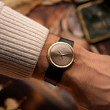 Orologio vintage Rolex Precision 9919, oro 18 carati, quadrante grigio, cassa Disco Volante, al polso, sfondo sfocato