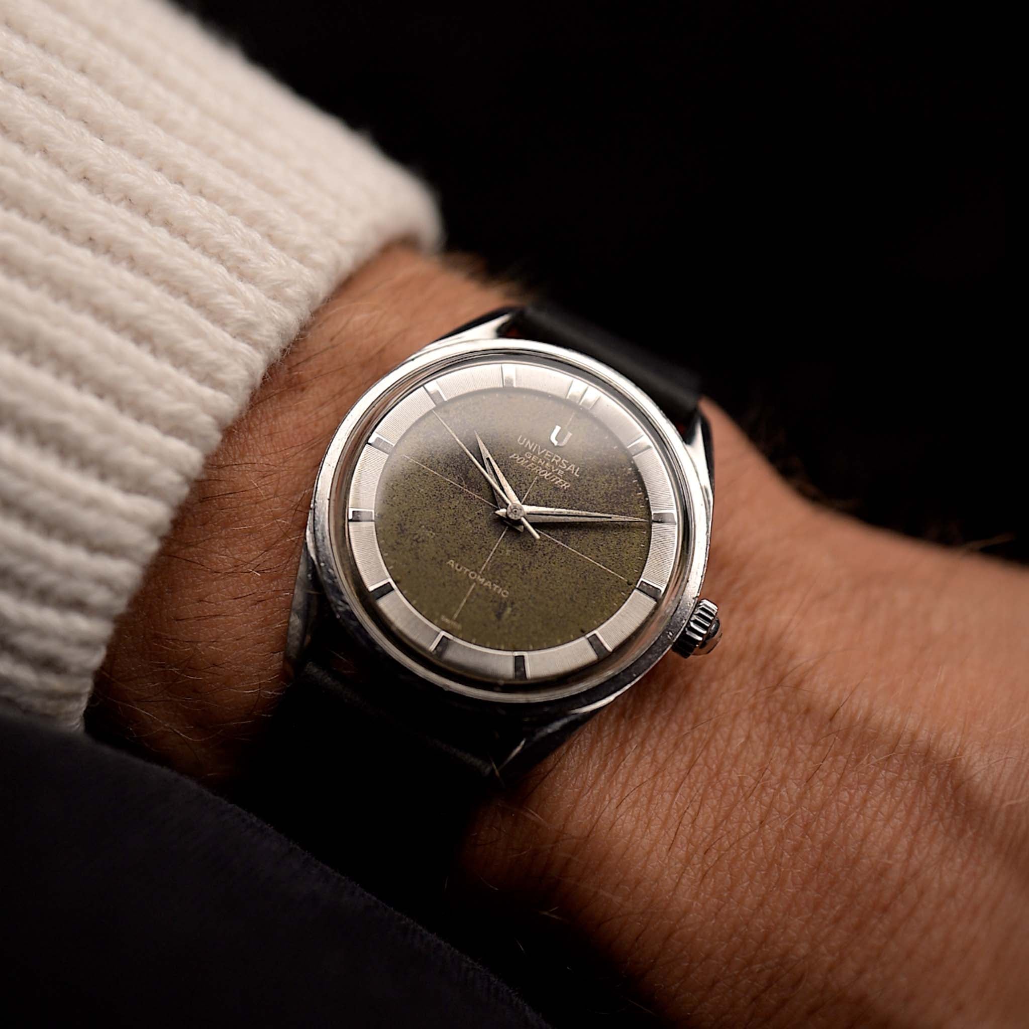 Universal Genève 20368 Polerouter Ref 20368 degli anni '60. 34 mm in acciaio inossidabile, movimento automatico a microtor, quadrante nero originale con patina e cinturino in pelle.