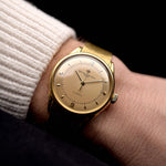 Una foto di un Vacheron Constantin Gold Spillman Jumbo d'epoca degli anni '50 su un polso. In oro giallo, 36,5 mm, movimento automatico Hammer con quadrante originale bicolore impeccabile e bracciale originale in oro.
