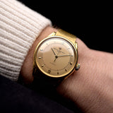 Una foto di un Vacheron Constantin Gold Spillman Jumbo d'epoca degli anni '50 su un polso. In oro giallo, 36,5 mm, movimento automatico Hammer con quadrante originale bicolore impeccabile e bracciale originale in oro.