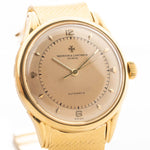 Una foto ravvicinata di un Vacheron Constantin Gold Spillman Jumbo d'epoca degli anni '50 su un polso. In oro giallo, 36,5 mm, movimento automatico Hammer con quadrante originale bicolore impeccabile e bracciale originale in oro.