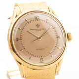 Una foto ravvicinata di un Vacheron Constantin Gold Spillman Jumbo d'epoca degli anni '50 su un polso. In oro giallo, 36,5 mm, movimento automatico Hammer con quadrante originale bicolore impeccabile e bracciale originale in oro.