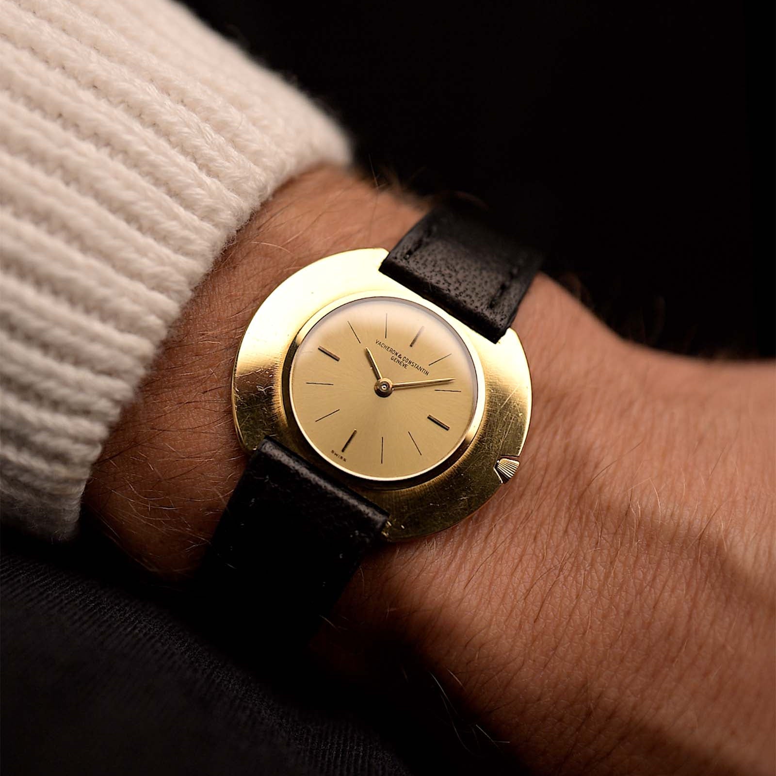 Orologio vintage Vacheron Constantin Disco Volante 6590 degli anni '60 al polso. 34 mm in oro giallo 18 carati con quadrante in oro senza macchia, movimento a carica manuale e cinturino in pelle.