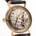 Foto ravvicinata di un Vacheron Constantin 18k Rosé Teardrop degli anni Quaranta. Cassa in oro rosa 18k da 30 mm con movimento a carica manuale, quadrante originale in oro e cinturino in pelle.