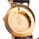 Foto ravvicinata di un Vacheron Constantin 18k Rosé Teardrop degli anni Quaranta. Cassa in oro rosa 18k da 30 mm con movimento a carica manuale, quadrante originale in oro e cinturino in pelle.