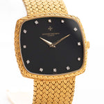 Foto ravvicinata di un Vacheron Constantin 39203 Square Black Diamond degli anni Settanta. In oro giallo, cassa di 33,5 mm, movimento a carica manuale, quadrante nero, indici di diamanti e bracciale in oro.