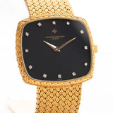 Foto ravvicinata di un Vacheron Constantin 39203 Square Black Diamond degli anni Settanta. In oro giallo, cassa di 33,5 mm, movimento a carica manuale, quadrante nero, indici di diamanti e bracciale in oro.