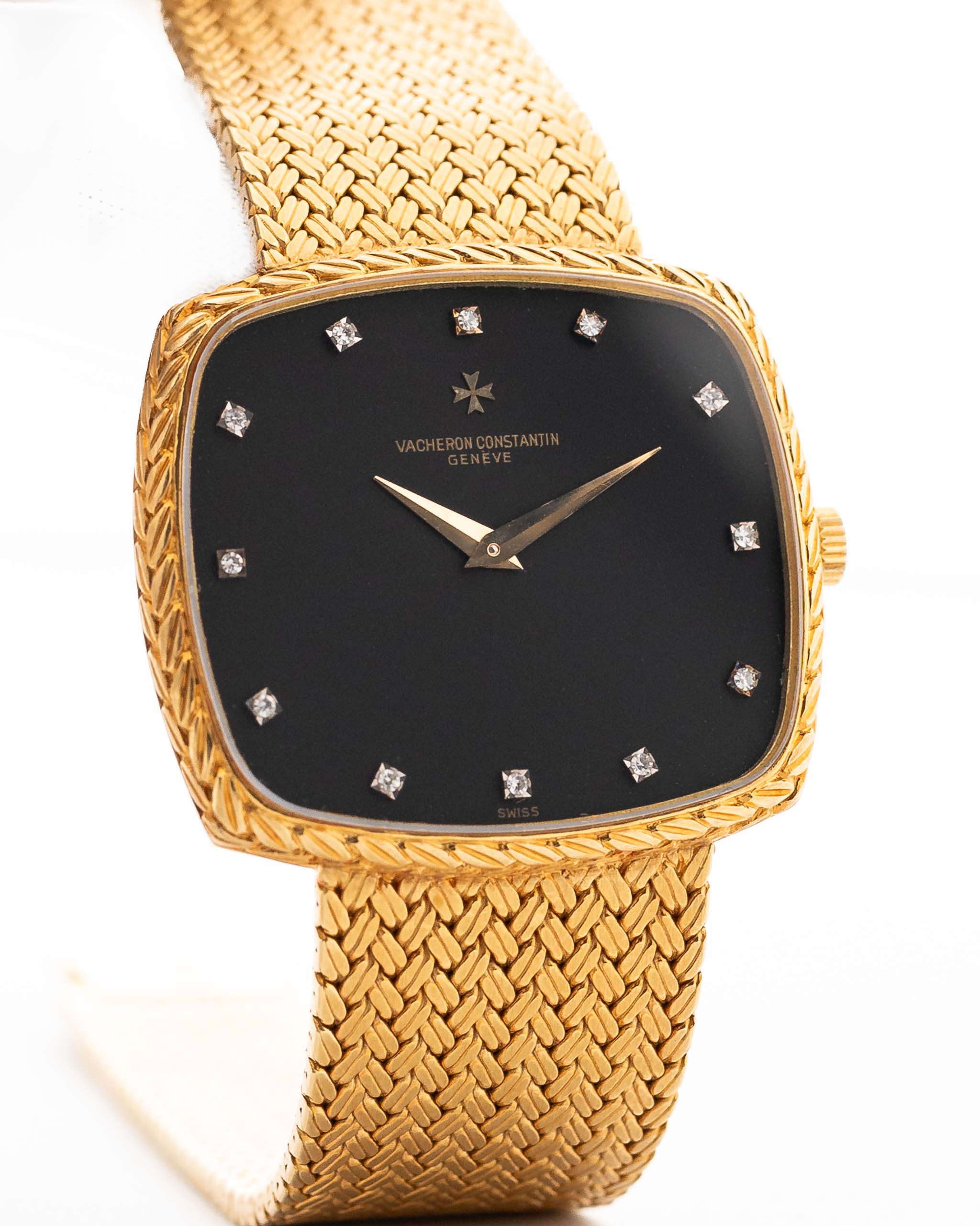 Foto ravvicinata di un Vacheron Constantin 39203 Square Black Diamond degli anni Settanta. In oro giallo, cassa di 33,5 mm, movimento a carica manuale, quadrante nero, indici di diamanti e bracciale in oro.