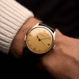 Vacheron Constantin 4217 Rose vintage degli anni '40 al polso. 33,5 mm con cassa in oro rosa 18 carati, carica manuale Cal. V454, quadrante originale color miele e cinturino in pelle.