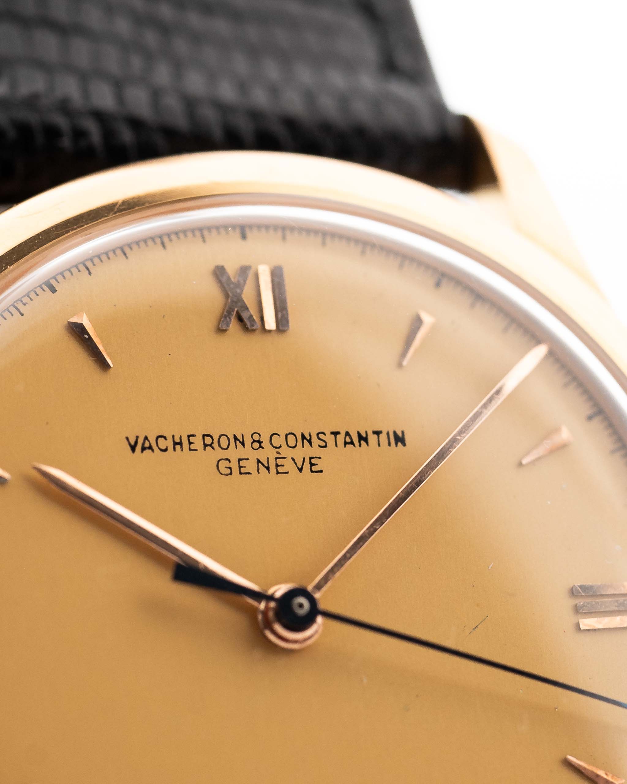 Vacheron Constantin 4217 Rose vintage degli anni '40 Quadrante. 33,5 mm con cassa in oro rosa 18 carati, carica manuale Cal. V454, quadrante originale color miele e cinturino in pelle.