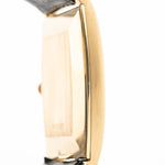 Foto ravvicinata di un Vacheron Constantin 7374 Tonneau del 1973. 28 mm in oro giallo 18 carati con movimento a carica manuale, quadrante dorato spazzolato e cinturino in pelle originale.