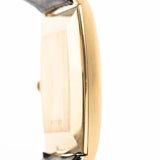 Foto ravvicinata di un Vacheron Constantin 7374 Tonneau del 1973. 28 mm in oro giallo 18 carati con movimento a carica manuale, quadrante dorato spazzolato e cinturino in pelle originale.