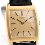 Foto ravvicinata di un Vacheron Constantin 7374 Tonneau del 1973. 28 mm in oro giallo 18 carati con movimento a carica manuale, quadrante dorato spazzolato e cinturino in pelle originale.