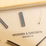 Foto ravvicinata di un Vacheron Constantin 7374 Tonneau del 1973. 28 mm in oro giallo 18 carati con movimento a carica manuale, quadrante dorato spazzolato e cinturino in pelle originale.
