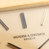 Foto ravvicinata di un Vacheron Constantin 7374 Tonneau del 1973. 28 mm in oro giallo 18 carati con movimento a carica manuale, quadrante dorato spazzolato e cinturino in pelle originale.