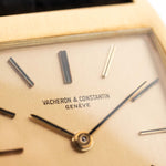 Foto ravvicinata di un Vacheron Constantin 7374 Tonneau del 1973. 28 mm in oro giallo 18 carati con movimento a carica manuale, quadrante dorato spazzolato e cinturino in pelle originale.
