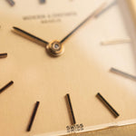 Foto ravvicinata di un Vacheron Constantin 7374 Tonneau del 1973. 28 mm in oro giallo 18 carati con movimento a carica manuale, quadrante dorato spazzolato e cinturino in pelle originale.