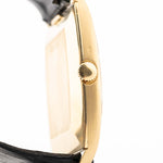 Foto ravvicinata di un Vacheron Constantin 7374 Tonneau del 1973. 28 mm in oro giallo 18 carati con movimento a carica manuale, quadrante dorato spazzolato e cinturino in pelle originale.
