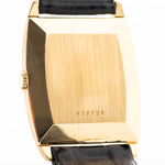 Foto ravvicinata di un Vacheron Constantin 7374 Tonneau del 1973. 28 mm in oro giallo 18 carati con movimento a carica manuale, quadrante dorato spazzolato e cinturino in pelle originale.