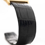 Foto ravvicinata di un Vacheron Constantin 7374 Tonneau del 1973. 28 mm in oro giallo 18 carati con movimento a carica manuale, quadrante dorato spazzolato e cinturino in pelle originale.