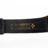 Foto ravvicinata di un Vacheron Constantin 7374 Tonneau del 1973. 28 mm in oro giallo 18 carati con movimento a carica manuale, quadrante dorato spazzolato e cinturino in pelle originale.