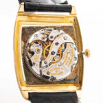 Foto ravvicinata di un Vacheron Constantin 7374 Tonneau del 1973. 28 mm in oro giallo 18 carati con movimento a carica manuale, quadrante dorato spazzolato e cinturino in pelle originale.