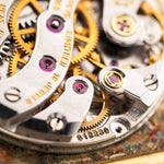 Foto ravvicinata di un Vacheron Constantin 7374 Tonneau del 1973. 28 mm in oro giallo 18 carati con movimento a carica manuale, quadrante dorato spazzolato e cinturino in pelle originale.
