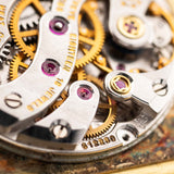 Foto ravvicinata di un Vacheron Constantin 7374 Tonneau del 1973. 28 mm in oro giallo 18 carati con movimento a carica manuale, quadrante dorato spazzolato e cinturino in pelle originale.