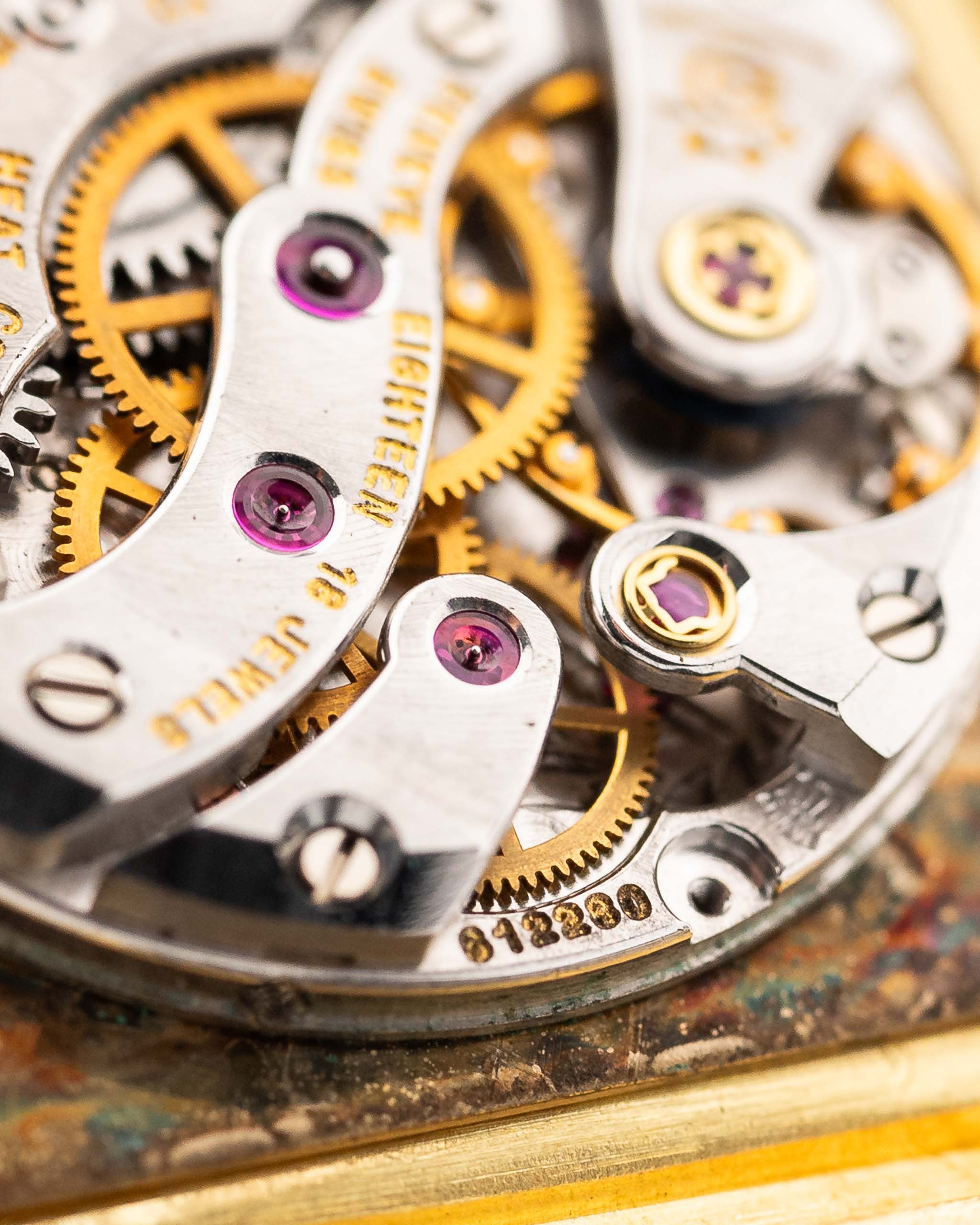 Foto ravvicinata di un Vacheron Constantin 7374 Tonneau del 1973. 28 mm in oro giallo 18 carati con movimento a carica manuale, quadrante dorato spazzolato e cinturino in pelle originale.