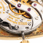 Foto ravvicinata di un Vacheron Constantin 7374 Tonneau del 1973. 28 mm in oro giallo 18 carati con movimento a carica manuale, quadrante dorato spazzolato e cinturino in pelle originale.