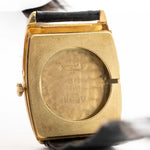 Foto ravvicinata di un Vacheron Constantin 7374 Tonneau del 1973. 28 mm in oro giallo 18 carati con movimento a carica manuale, quadrante dorato spazzolato e cinturino in pelle originale.