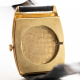 Foto ravvicinata di un Vacheron Constantin 7374 Tonneau del 1973. 28 mm in oro giallo 18 carati con movimento a carica manuale, quadrante dorato spazzolato e cinturino in pelle originale.
