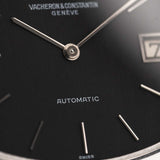 Primo piano del quadrante di un orologio Vacheron Constantin con il testo 'Automatic' e 'Swiss'.