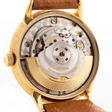 Foto ravvicinata di un Vacheron Constantin 6592 Automatico degli anni Sessanta. Cassa da 35,5 mm in oro giallo 18 carati con movimento automatico, quadrante originale in argento e cinturino in pelle.