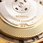 Foto ravvicinata di un Vacheron Constantin 6592 Automatico degli anni Sessanta. Cassa da 35,5 mm in oro giallo 18 carati con movimento automatico, quadrante originale in argento e cinturino in pelle.