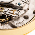 Foto ravvicinata di un Vacheron Constantin 6592 Automatico degli anni Sessanta. Cassa da 35,5 mm in oro giallo 18 carati con movimento automatico, quadrante originale in argento e cinturino in pelle.