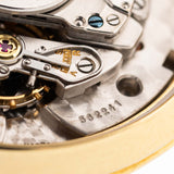 Foto ravvicinata di un Vacheron Constantin 6592 Automatico degli anni Sessanta. Cassa da 35,5 mm in oro giallo 18 carati con movimento automatico, quadrante originale in argento e cinturino in pelle.
