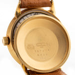 Foto ravvicinata di un Vacheron Constantin 6592 Automatico degli anni Sessanta. Cassa da 35,5 mm in oro giallo 18 carati con movimento automatico, quadrante originale in argento e cinturino in pelle.