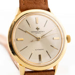 Foto ravvicinata di un Vacheron Constantin 6592 Automatico degli anni Sessanta. Cassa da 35,5 mm in oro giallo 18 carati con movimento automatico, quadrante originale in argento e cinturino in pelle.