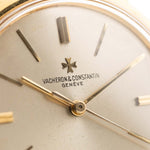 Foto ravvicinata di un Vacheron Constantin 6592 Automatico degli anni Sessanta. Cassa da 35,5 mm in oro giallo 18 carati con movimento automatico, quadrante originale in argento e cinturino in pelle.