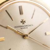 Foto ravvicinata di un Vacheron Constantin 6592 Automatico degli anni Sessanta. Cassa da 35,5 mm in oro giallo 18 carati con movimento automatico, quadrante originale in argento e cinturino in pelle.