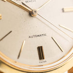 Foto ravvicinata di un Vacheron Constantin 6592 Automatico degli anni Sessanta. Cassa da 35,5 mm in oro giallo 18 carati con movimento automatico, quadrante originale in argento e cinturino in pelle.