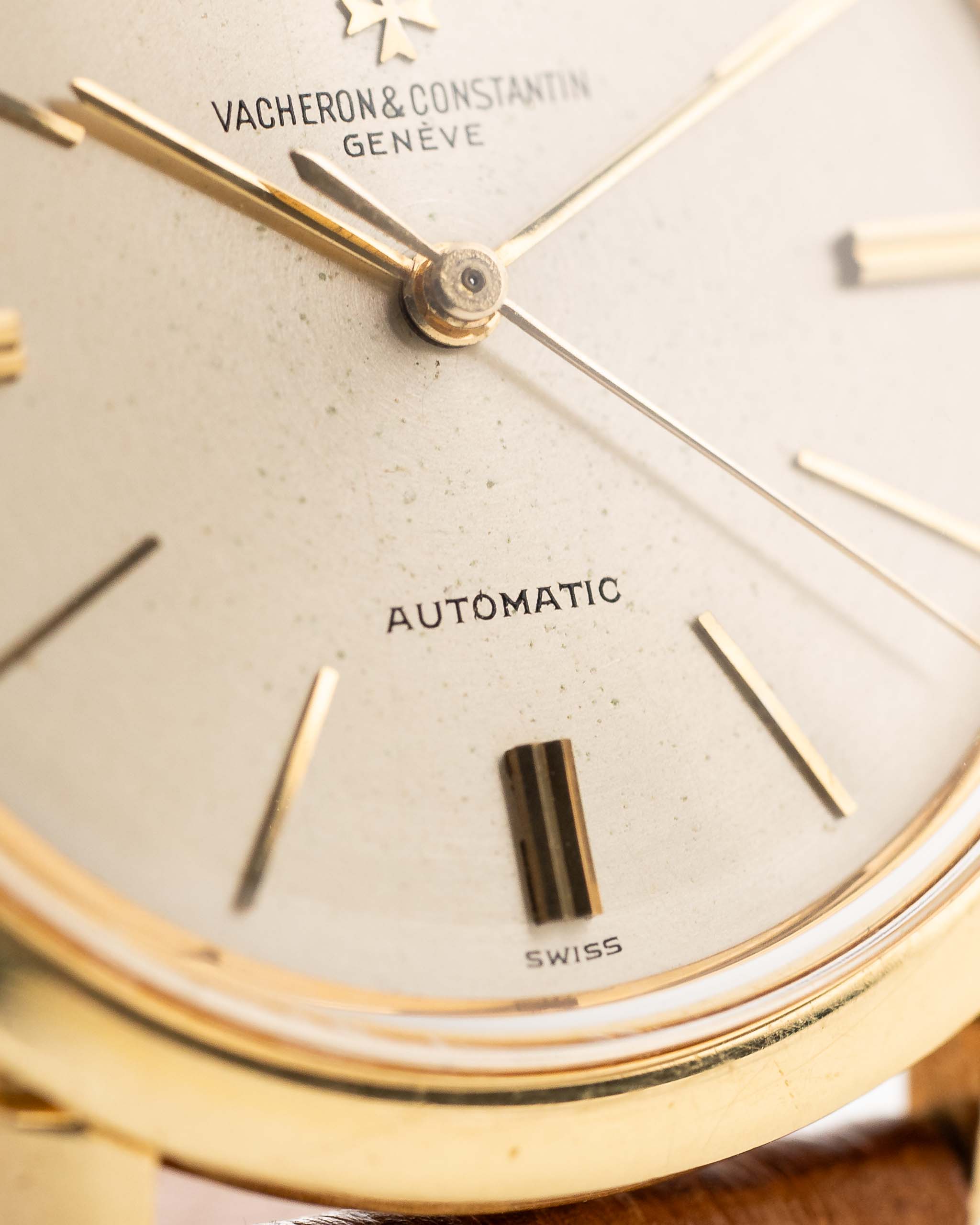 Foto ravvicinata di un Vacheron Constantin 6592 Automatico degli anni Sessanta. Cassa da 35,5 mm in oro giallo 18 carati con movimento automatico, quadrante originale in argento e cinturino in pelle.