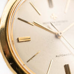 Foto ravvicinata di un Vacheron Constantin 6592 Automatico degli anni Sessanta. Cassa da 35,5 mm in oro giallo 18 carati con movimento automatico, quadrante originale in argento e cinturino in pelle.