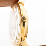 Foto ravvicinata di un Vacheron Constantin 6592 Automatico degli anni Sessanta. Cassa da 35,5 mm in oro giallo 18 carati con movimento automatico, quadrante originale in argento e cinturino in pelle.