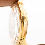Foto ravvicinata di un Vacheron Constantin 6592 Automatico degli anni Sessanta. Cassa da 35,5 mm in oro giallo 18 carati con movimento automatico, quadrante originale in argento e cinturino in pelle.