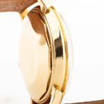 Foto ravvicinata di un Vacheron Constantin 6592 Automatico degli anni Sessanta. Cassa da 35,5 mm in oro giallo 18 carati con movimento automatico, quadrante originale in argento e cinturino in pelle.