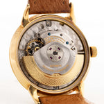 Foto ravvicinata di un Vacheron Constantin 6592 Automatico degli anni Sessanta. Cassa da 35,5 mm in oro giallo 18 carati con movimento automatico, quadrante originale in argento e cinturino in pelle.